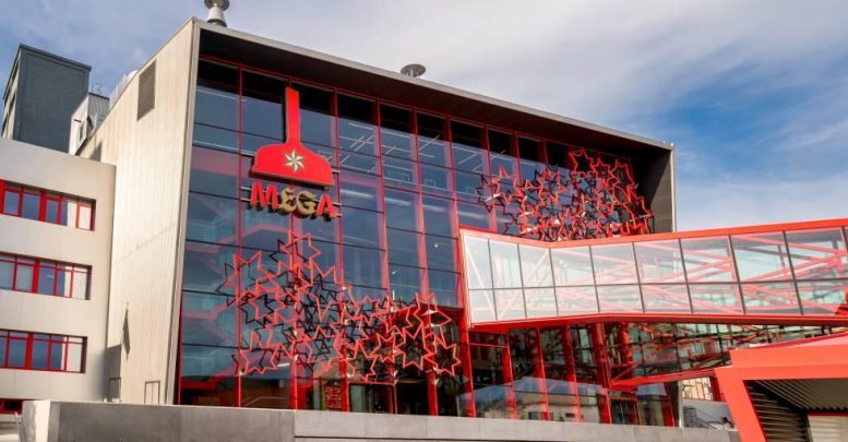 Imagen que contiene edificio, cielo, exterior, rojo
Descripción generada automáticamente