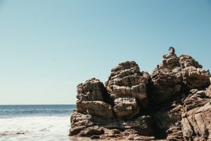 Fotografia de formación rocosa a la orilla del mar