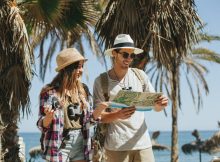 Turistas perdidos en la playa Foto gratis