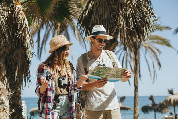 Turistas perdidos en la playa Foto gratis